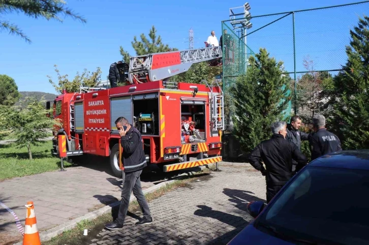 Yabancı uyruklu üniversite öğrencisi kampüsteki tenis kortunun direğinde asılı halde bulundu
