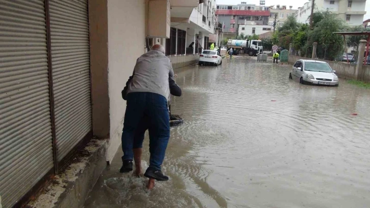 Yağışın göle çevirip araçları suya gömdüğü Silifke’de ekipler su tahliyesine başladı
