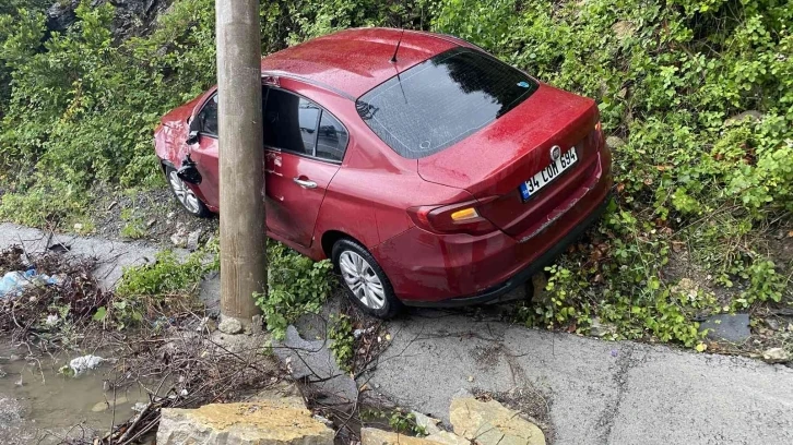 Yağışlı havada kontrolden çıkan otomobil ormanlık alana girdi
