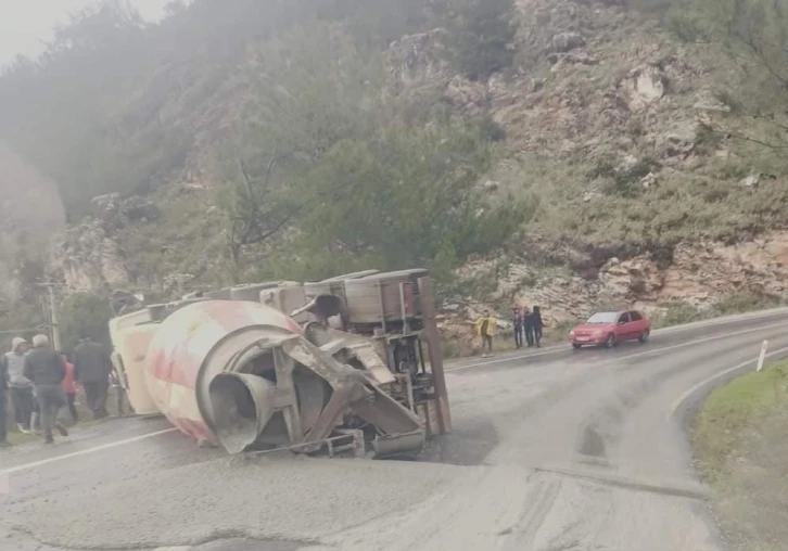 Yağıştan kayganlaşan yolda beton mikseri devrildi: 1 yaralı
