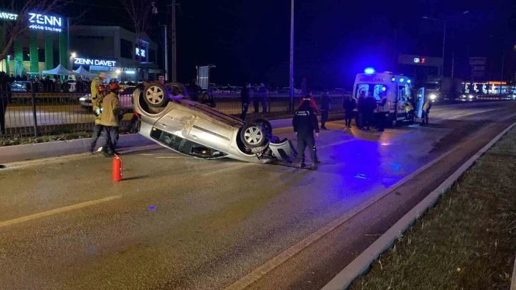 Yağmur sebebiyle kayganlaşan yolda otomobil takla atta: 1 yaralı
