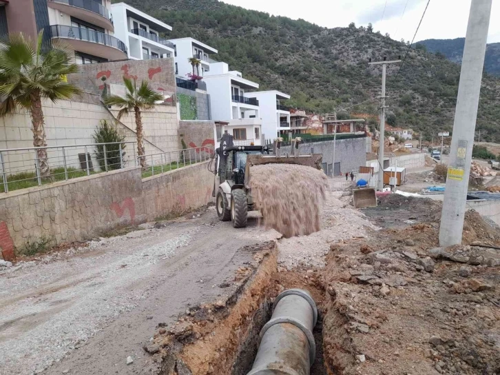 Yağmur suları yoğun çalışmayla kontrol altına alınıyor
