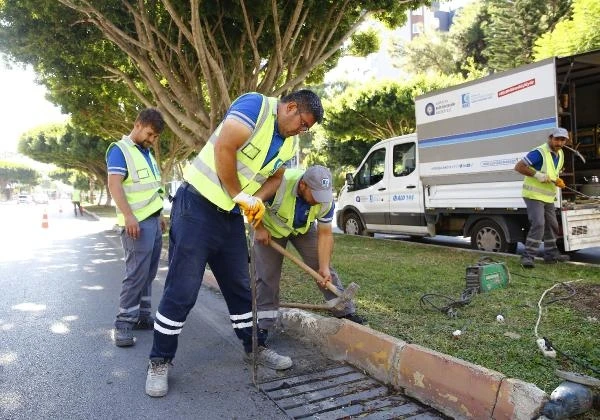 Yağmur suyu hatlarının temizliği devam ediyor