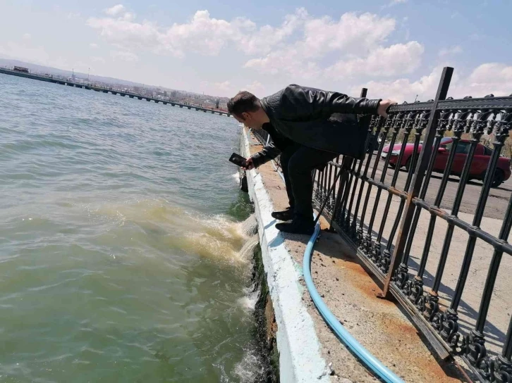 Yağmur suyu hattına kanalizasyon atıklarının karışması sebebiyle denize pislik akıyor
