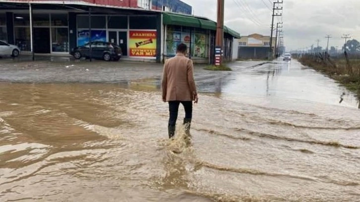 Yağmur, yolları göle çevirdi! Talihsiz sürücü suya kapılan plakasını aradı