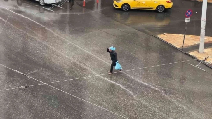 Yağmura hazırlıksız yakalanan vatandaşlar başlarına poşet geçirdi
