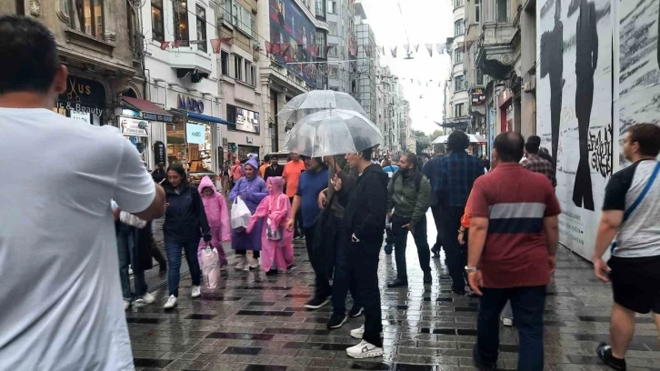 Yağmura Taksim Meydanı’nda yakalanan vatandaşlar zor anlar yaşadı
