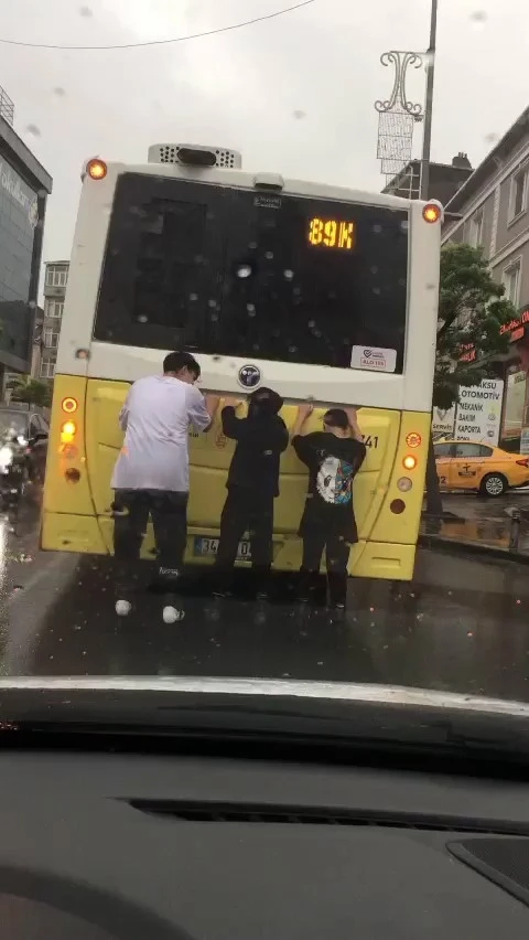 Yağmurda çocukların tehlikeli yolculuğu kamerada
