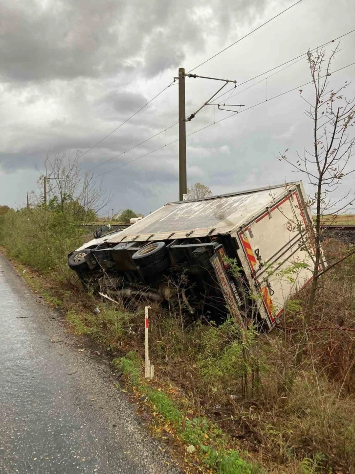 Yağmurda kayan kamyonet yol kenarına devrildi, sürücü sıyrıklarla kurtuldu
