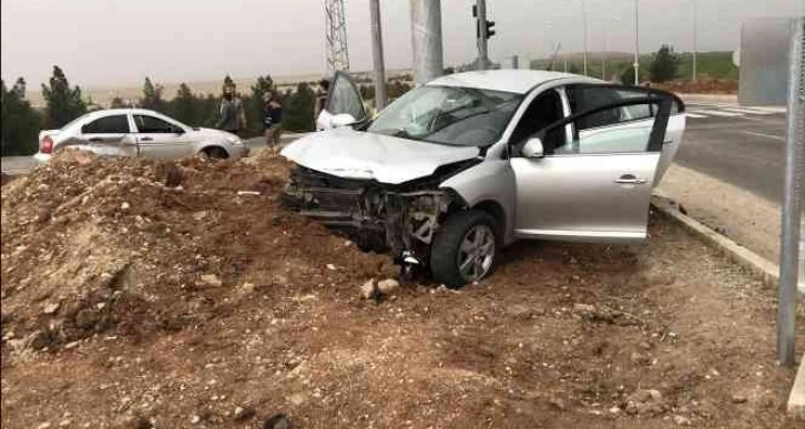 Yağmurda kayganlaşan yol kazayı beraberinde getirdi: 3 yaralı