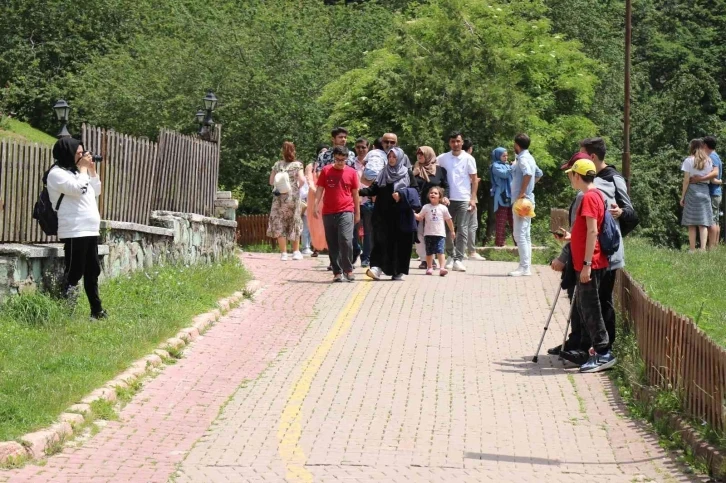 Yağmurlu günlerin ardından tatilciler Gölcük Tabiat Parkı’na akın etti
