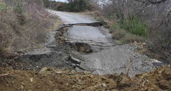 Yakakent’te heyelan nedeniyle yol trafiğe kapandı
