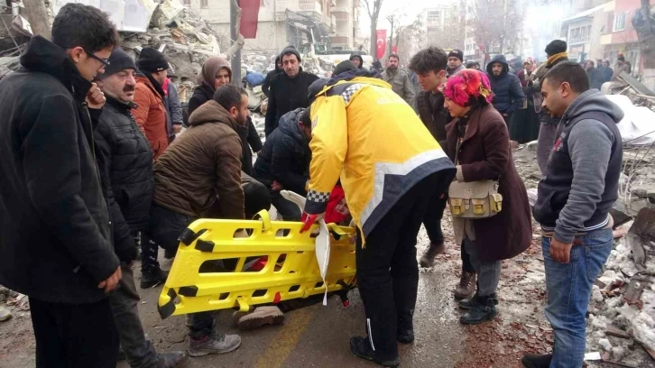 Yakınının enkazdan çıkarılan cenazesini görünce bayıldı
