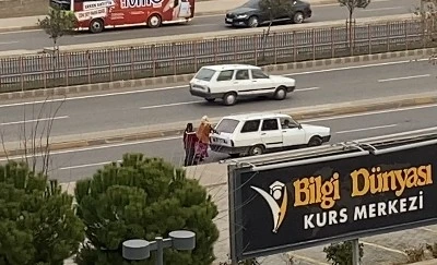 Yakıtı biten aracı kilometrelerce iten kadınlar, erkeklere taş çıkarttı
