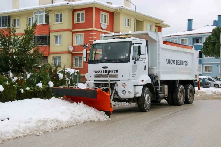 Yalova Belediyesi karla mücadele çalışmalarını sürdürüyor
