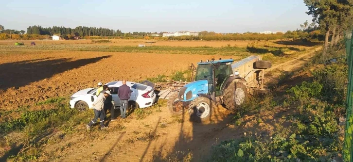 Yalova’da çarpışan traktör ve otomobil enstitü bahçesine uçtu: 1 yaralı
