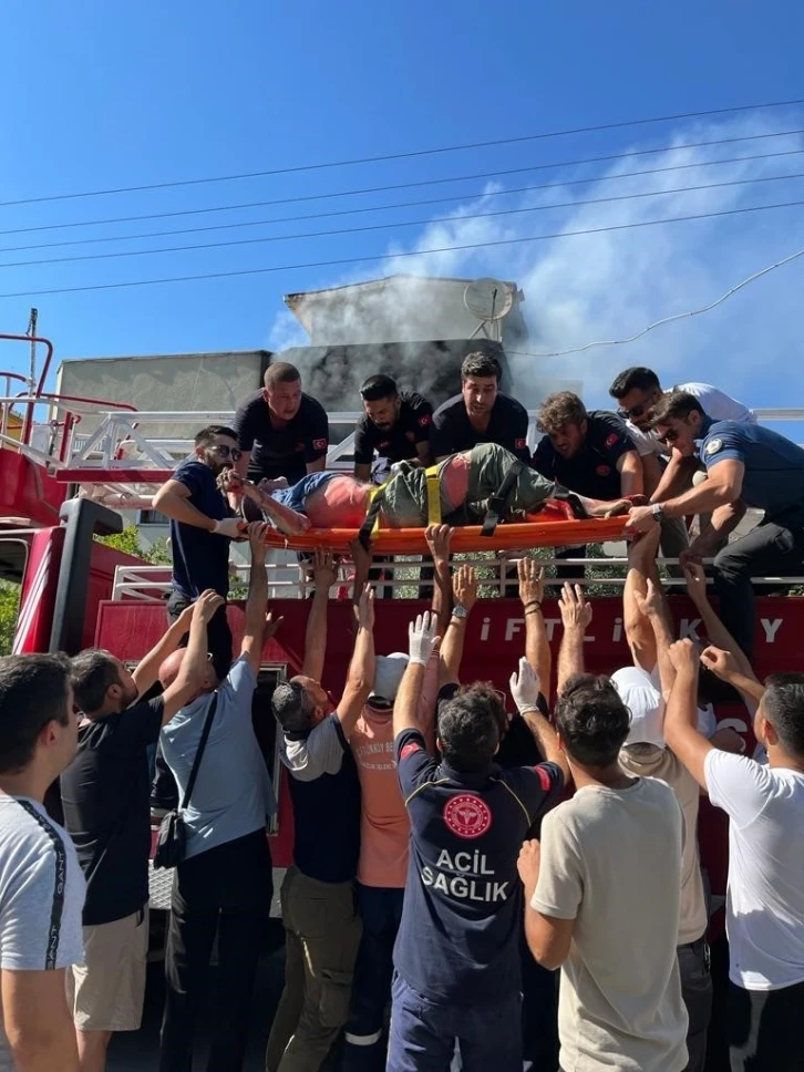 Yalova’da çıkan yangında 92 yaşındaki yaşlı adamı itfaiye ekipleri kurtardı
