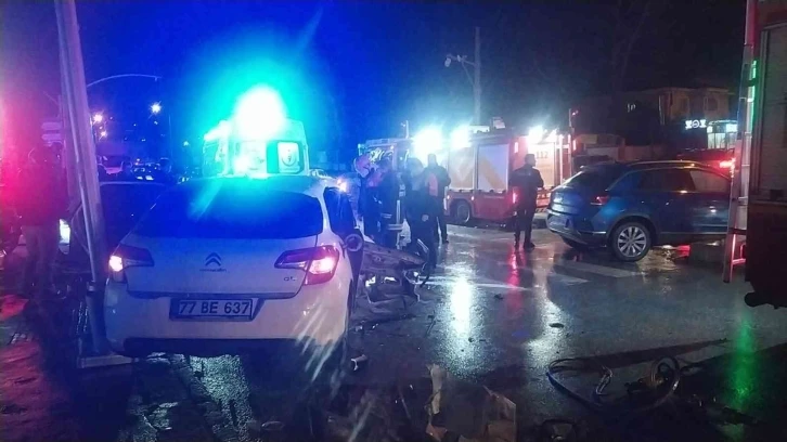 Yalova’da iki otomobil çarpıştı: 1’i ağır 4 yaralı
