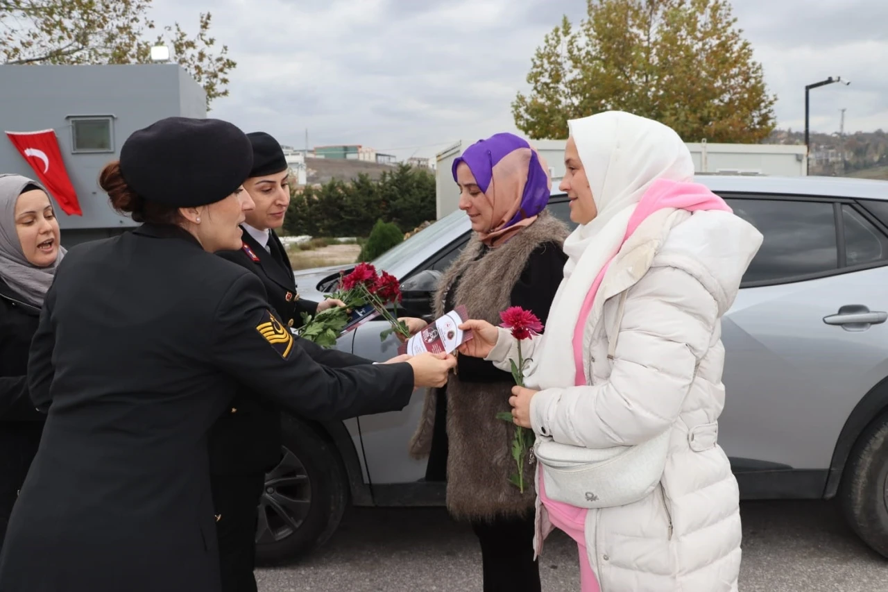 Yalova’da kadına yönelik şiddete karşı farkındalık etkinliği
