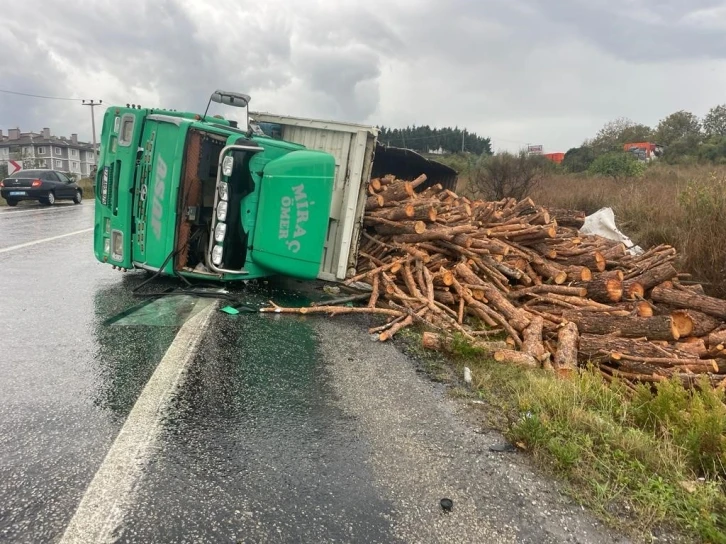 Yalova’da kontrolden çıkan kamyon, minibüs ve otomobile çarparak devrildi: 3 yaralı
