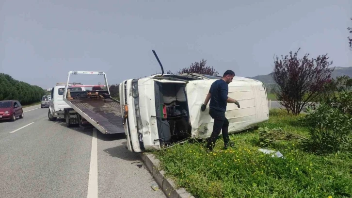 Yalova’da kontrolden çıkan minibüs takla attı, 2 kişi yaralandı
