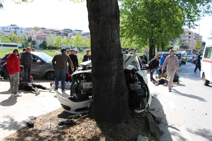 Yalova’da kontrolden çıkan otomobil ağaca çarptı: 3 yaralı
