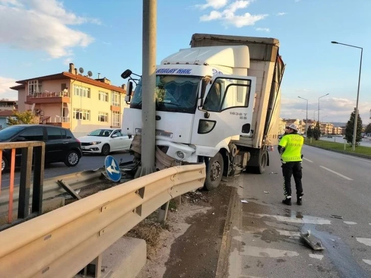 Yalova’da kontrolden çıkan tır yön tabelası direğine çarptı
