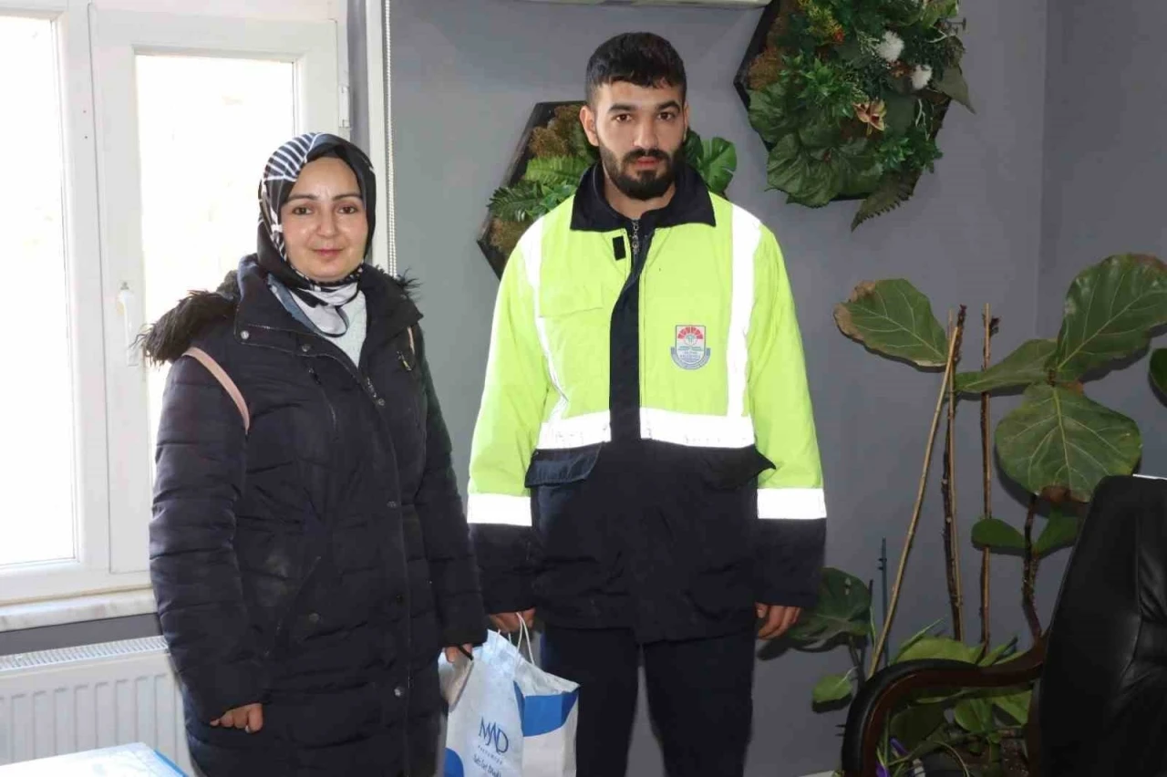 Yalova’da temizlik görevlisi bulduğu cüzdanı sahibine teslim etti
