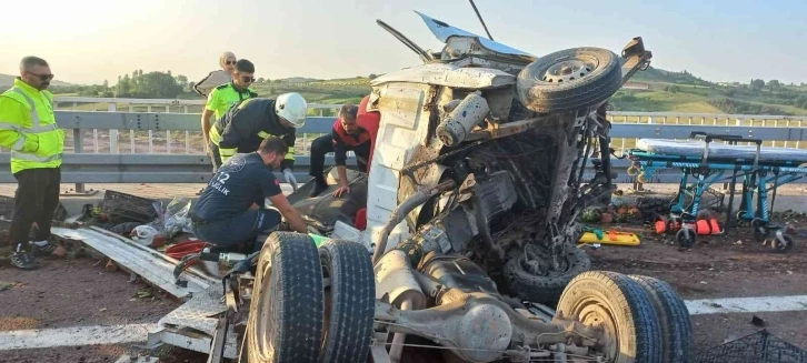 Yalova’da tırla çarpışan kamyonetin sürücüsü araçta sıkıştı
