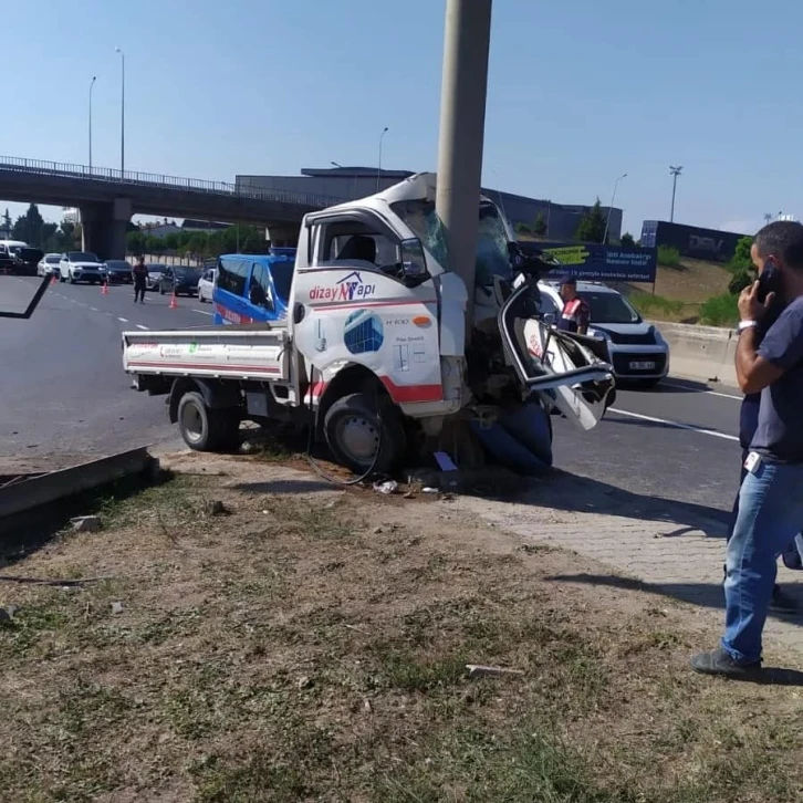 Yalova’da yön tabelası direğine çarpan kamyonetin sürücüsü yaralandı
