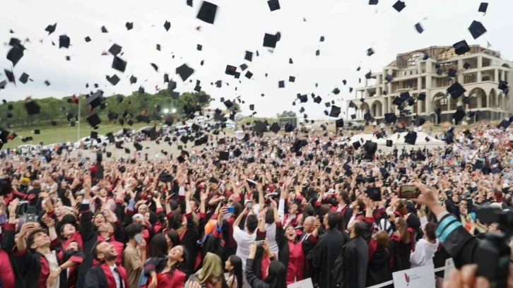 Yalova Üniversitesi’nde 3 bin öğrenci mezuniyet coşkusu yaşadı
