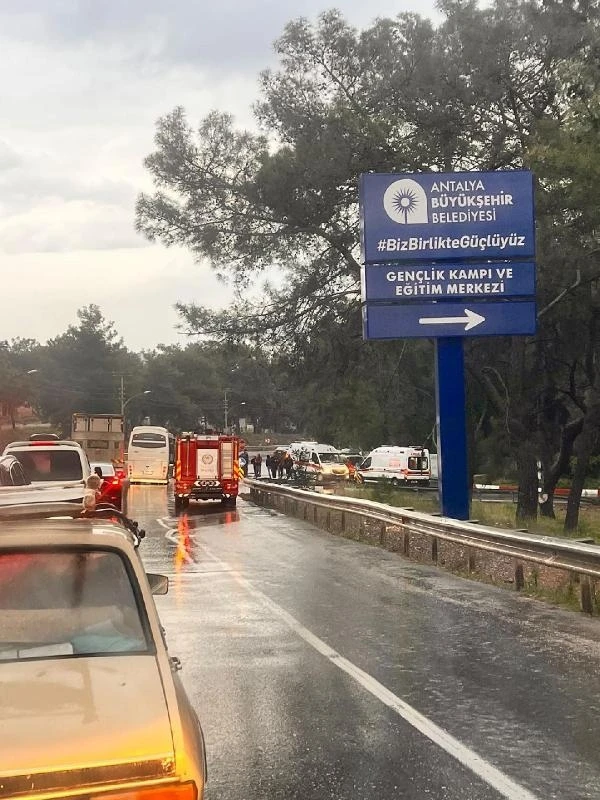 Yan yatan midibüsten dua kitabı ile orucunu açacağı ekmeğini aldı; 7 yaralı