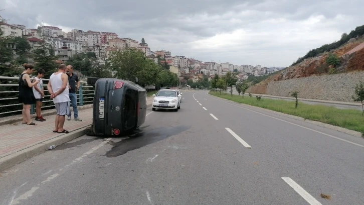 Yan yatan otomobilden burunları bile kanamadan çıktılar
