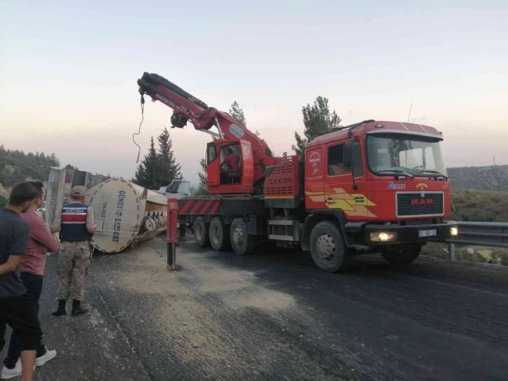 Yan yatan tanker trafiği kilitledi, kilometrelerce araç kuyruğu oluştu
