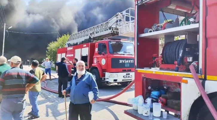 Yangın büyük ölçüde kontrol altına alındı: Mahalleli yangın bölgesine ayran taşıdı
