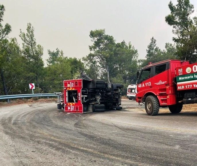 Yangına desteğe giden itfaiye aracı devrildi
