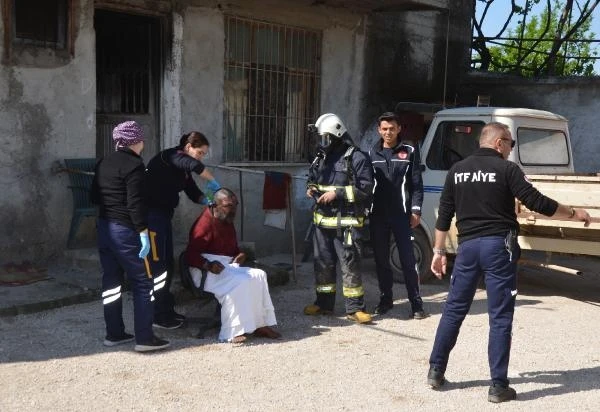 Yangında alevlerin arasında kalan engelliyi komşuları kurtardı