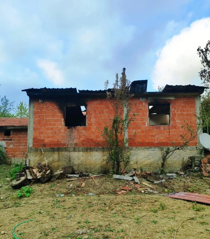 Yangında annesini kaybeden ve evi küle dönen vatandaş yardım bekliyor
