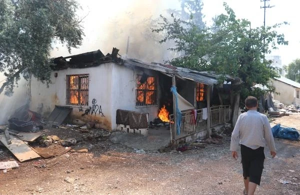 Yangında gecekondu küle döndü, mahalleli kavga etti