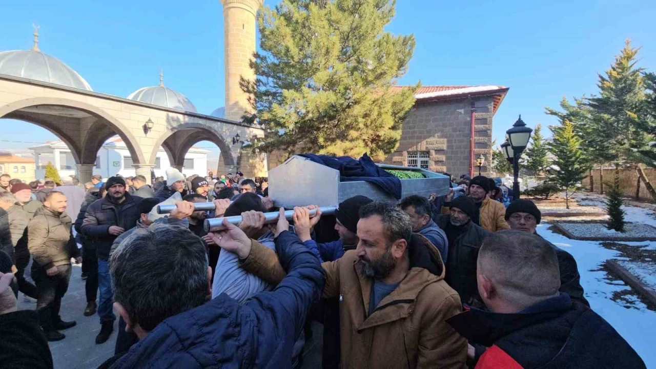 Yangında hayatını kaybeden işçi toprağa verildi
