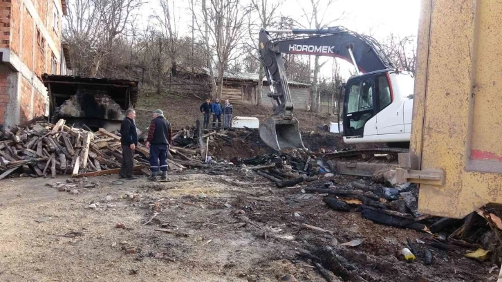 Yangından damadı ve kızı sayesinde kurtuldu, evinden geriye sadece enkazı kaldı
