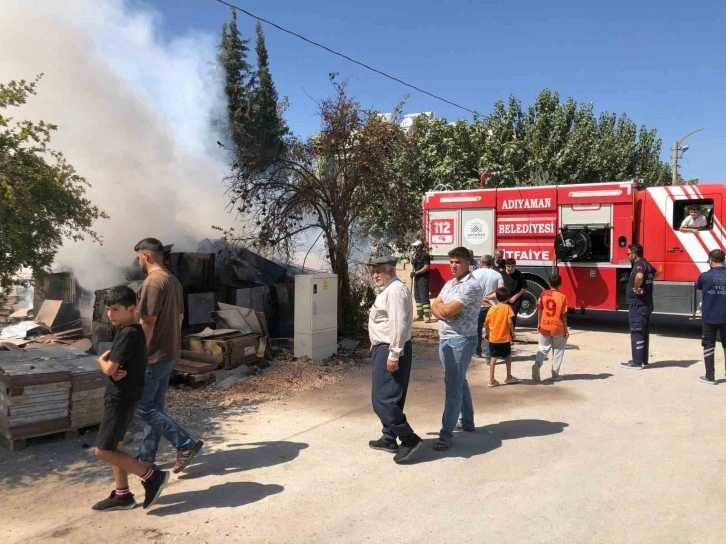 Yapı malzemelerinden çıkan yangın paniğe neden oldu