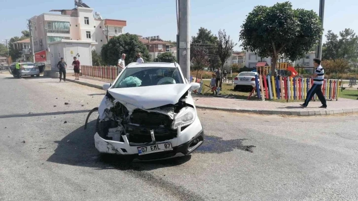 Yaralamalı trafik kazasına karışan otomobil, çocuk parkına daldı
