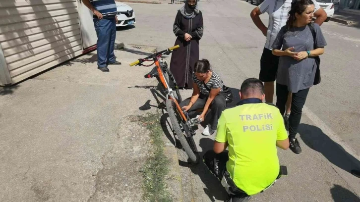 Yaralı genç kız acısını unutup bisikletini tamir etmeye çalıştı
