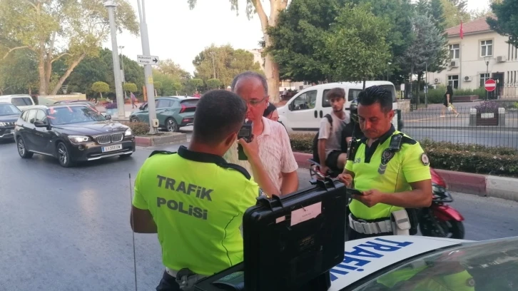 Yaralı yerde acı içerisinde yatarken, motosiklet sürücüsü kaçtı
