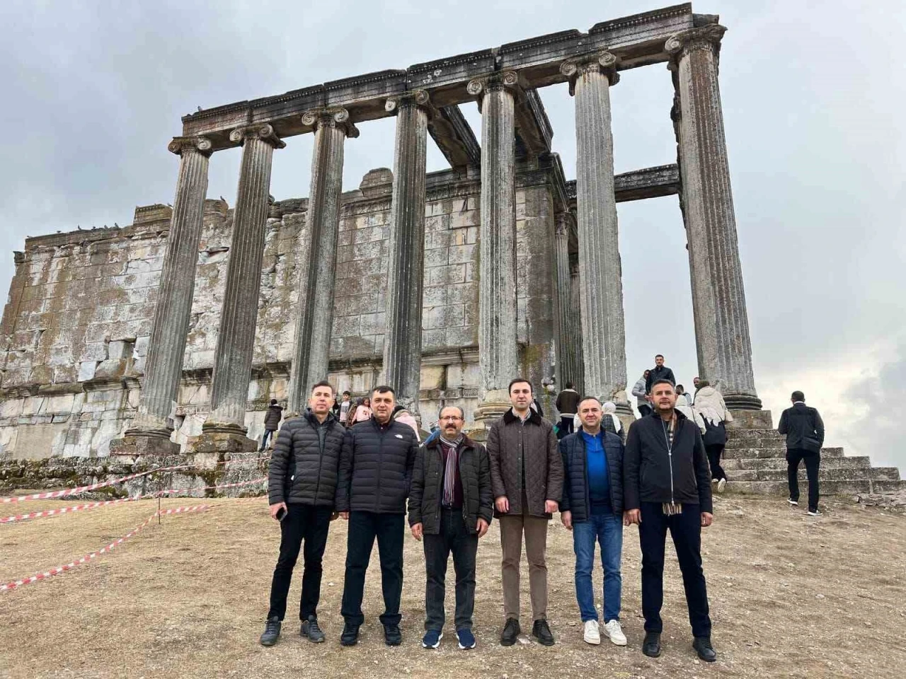 Yargıtay üyesi ve HSK heyeti Çavdarhisar Aizanoi Antik Kenti’ni ziyaret etti
