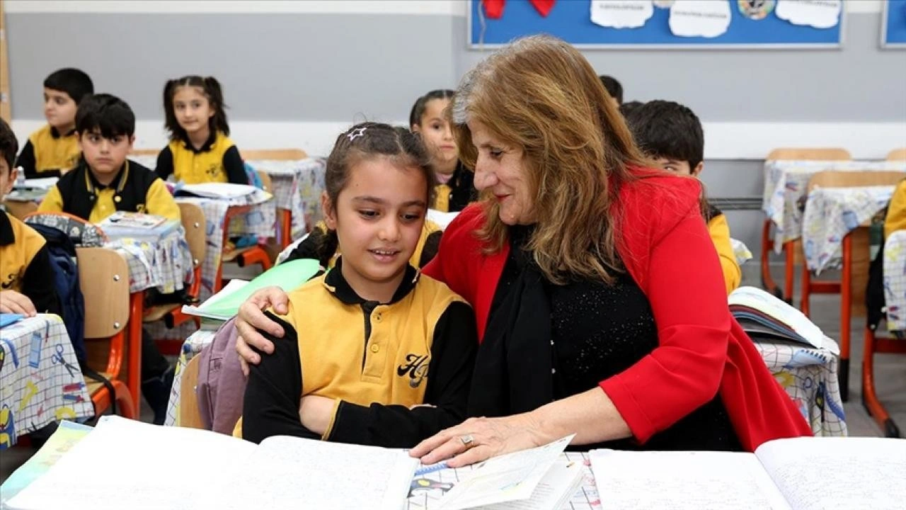 Yarım asra yakın aynı okulda görev yapan emekli öğretmene vefa