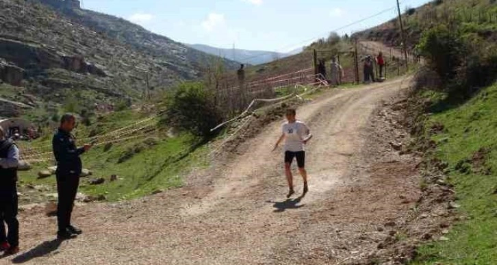 Yarışmada ayakkabısı yırtılan kadın sporcu, koşuyu yalın ayakla tamamlandı