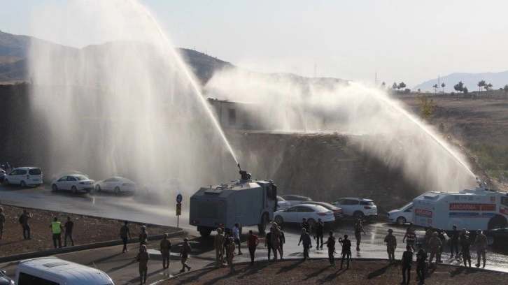 Yasağa rağmen Cudi Dağı'na yürümek isteyen gruba polis müdahalesi