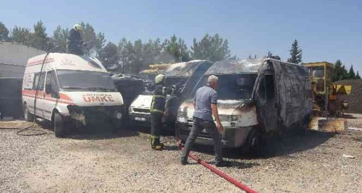 Yaşı küçük çocuklar iki ambulansı yaktı